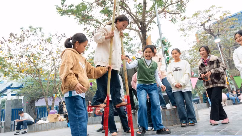 Vui với trò chơi dân gian.