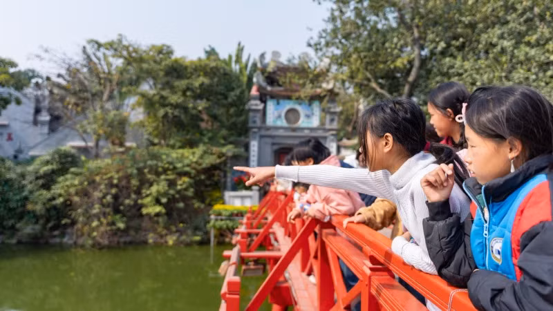 Học sinh vùng cao khám phá vẻ đẹp của danh lam thắng cảnh Thủ đô.