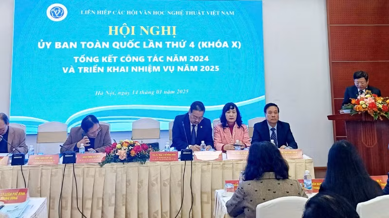Chủ tịch Liên hiệp các Hội Văn học nghệ thuật Việt Nam Đỗ Hồng Quân trình bày báo cáo tổng kết hoạt động năm 2024 và phương hướng năm 2025.