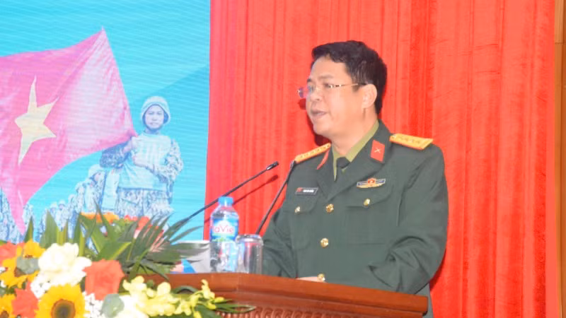 Đại tá Phạm Văn Trường, Giám đốc, Tổng Biên tập Nhà xuất bản Quân đội nhân dân phát biểu tại lễ ra mắt sách.