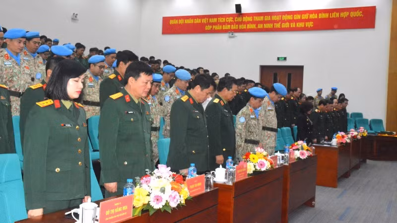 Các đại biểu dành phút mặc niệm tưởng nhớ Thượng tướng Nguyễn Chí Vịnh.