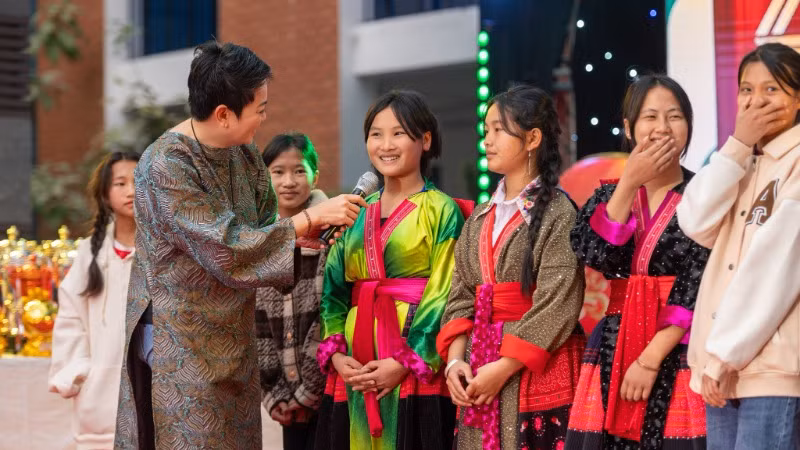 Không khí xuân ấm áp, chan hòa trường THCS&THPT Lương Thế Vinh mang đến cho học sinh vùng cao.