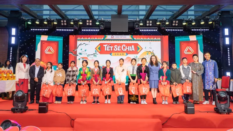 Trao tặng những món quà ý nghĩa.