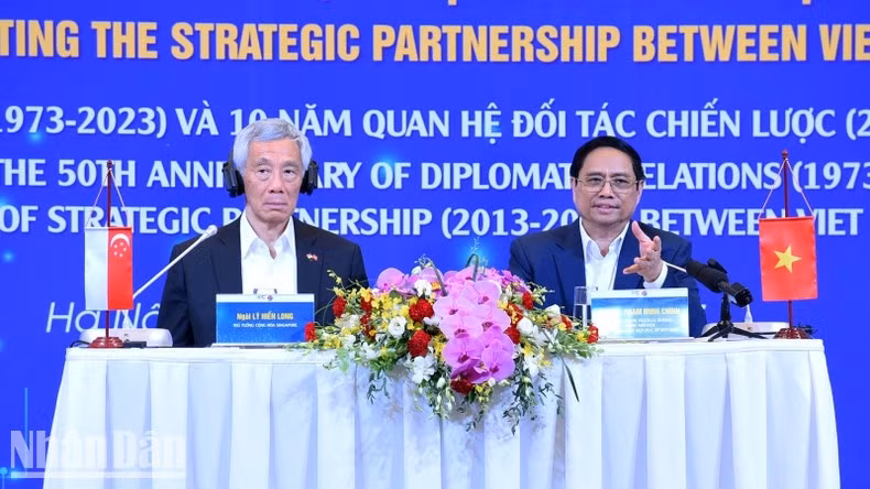 Thủ tướng Phạm Minh Chính và Thủ tướng Singapore Lý Hiển Long gặp mặt, đối thoại với đại biểu thanh niên Việt Nam và Singapore.