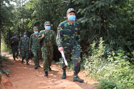 Cán bộ, chiến sĩ Đồn Biên phòng Bắc Sơn, Bộ đội biên phòng Quảng Ninh tuần tra, kiểm soát trên tuyến biên giới xã Bắc Sơn, thành phố Móng Cái. (Ảnh: Báo Biên phòng)