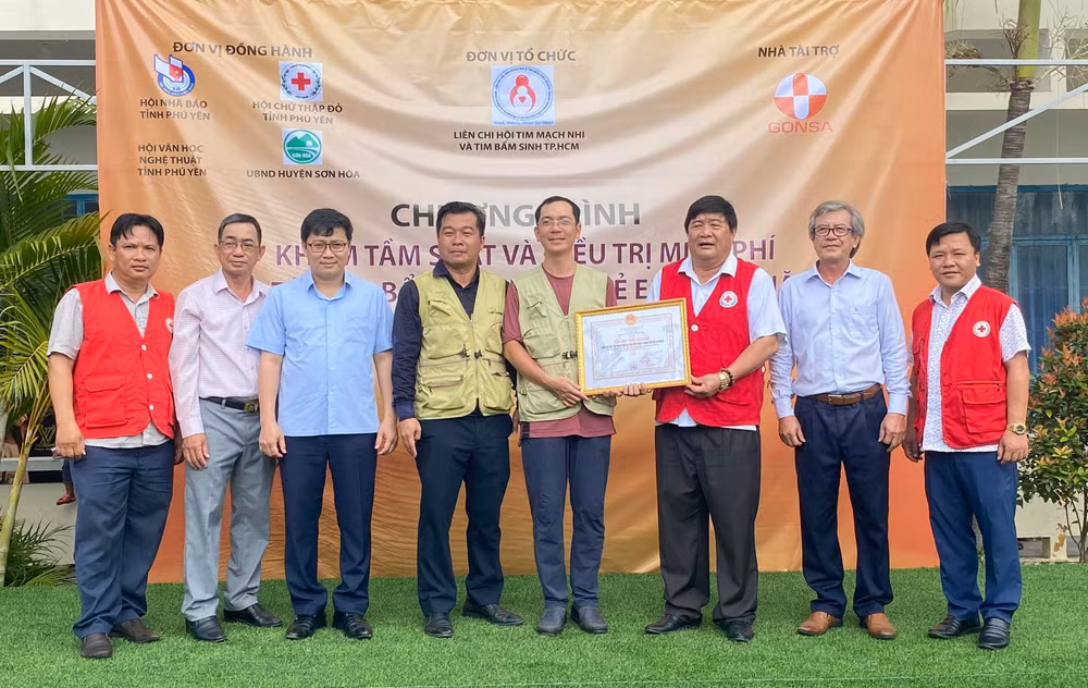 Lãnh đạo Hội chữ thập đỏ tỉnh Phú Yên trao bằng ghi nhận tấm lòng vàng cho Liên chi hội Tim mạch nhi và Tim bẩm sinh Thành phố Hồ Chí Minh.