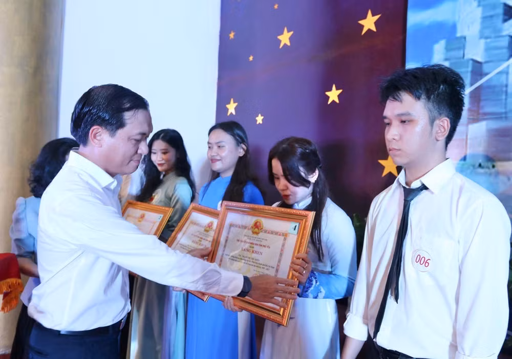 Đồng chí Bùi Thanh Toàn, Trưởng Ban Tuyên giáo Tỉnh ủy Phú Yên trao bằng khen của UBND tỉnh cho các sinh viên xuất sắc. Đồng chí Bùi Thanh Toàn, Trưởng Ban Tuyên giáo Tỉnh ủy Phú Yên trao bằng khen của UBND tỉnh cho các sinh viên xuất sắc.
