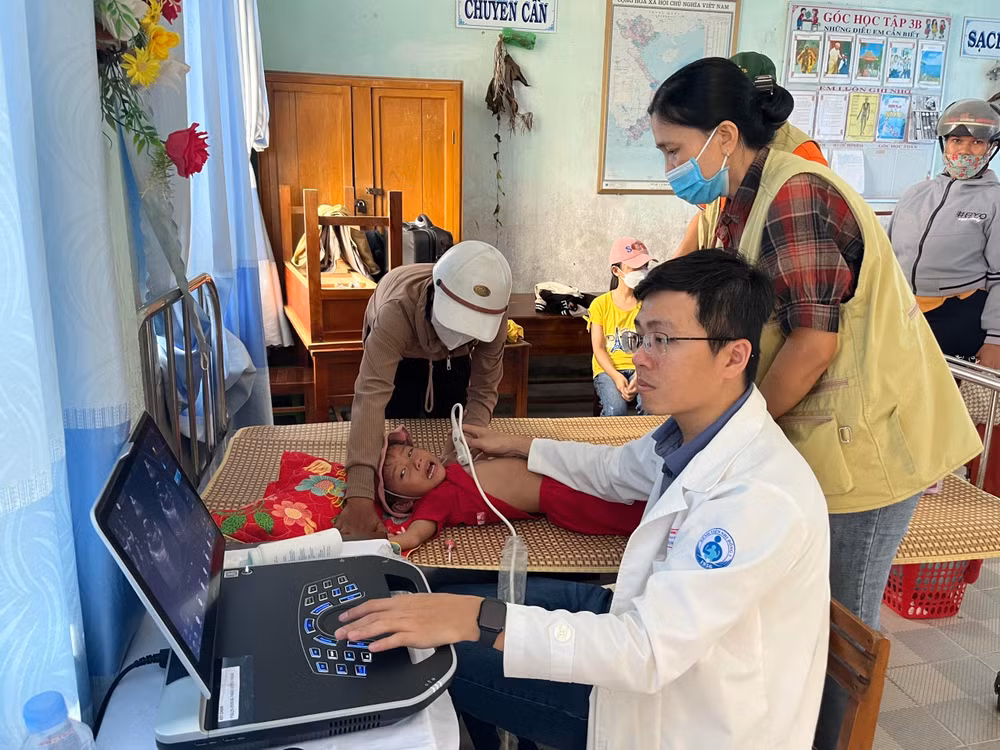Các y bác sĩ của đoàn công tác thiện nguyện tận tâm thăm khám, tầm soát bệnh tim cho con em đồng bào dân tộc thiểu số huyện Sơn Hòa.