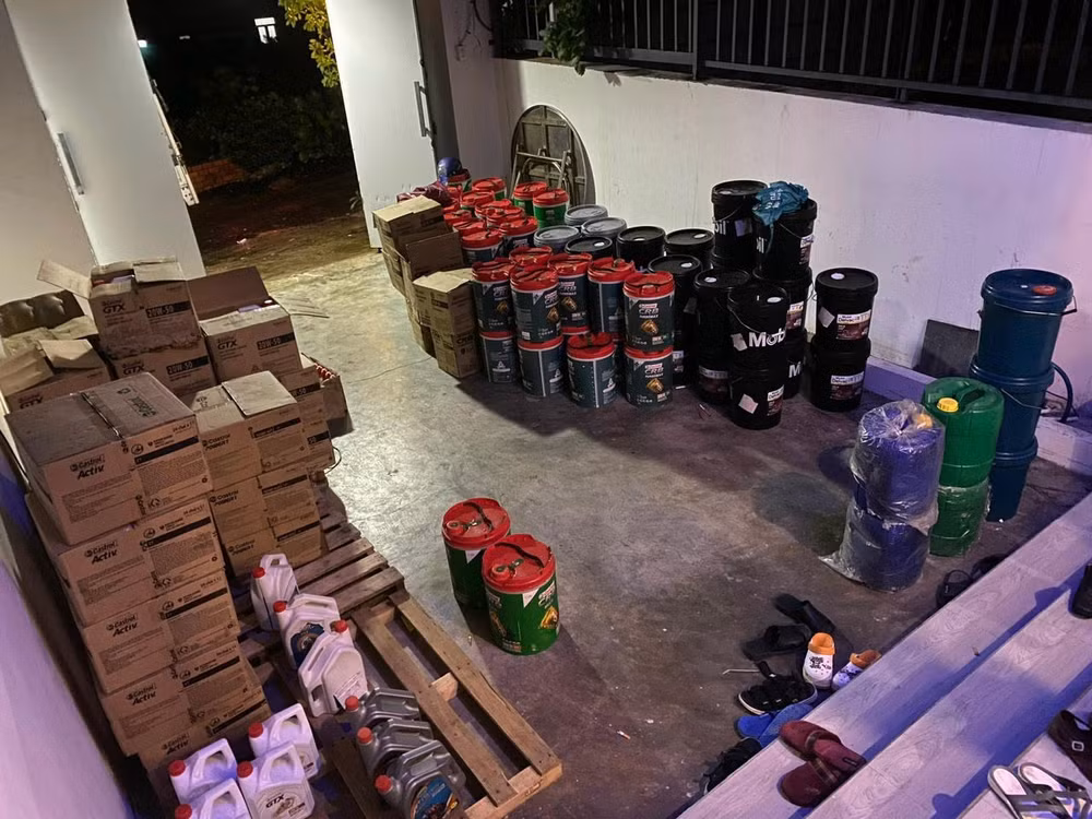 Số lượng dầu nhớt trong vụ án bị bắt giữ ( ảnh do CA cung cấp).