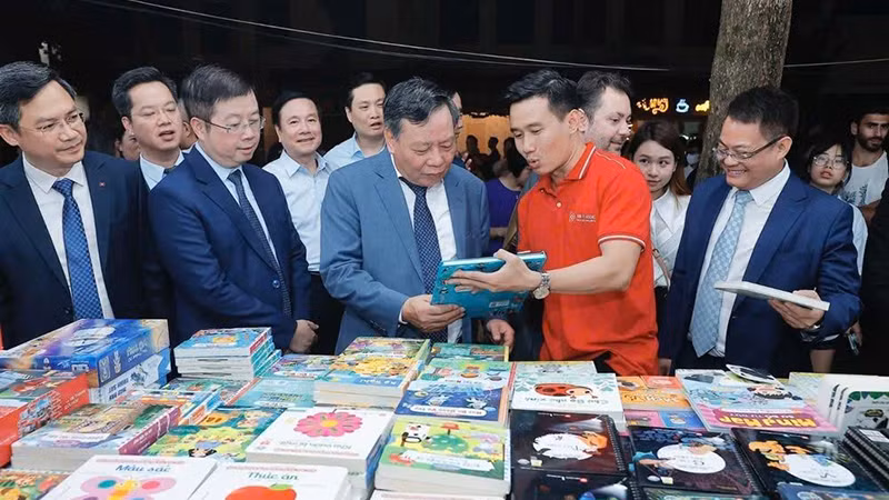 Các đại biểu tham quan gian hàng tại Hội Sách Hà Nội năm 2024.