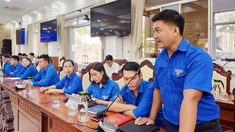Đại diện thanh niên phát biểu tại buổi đối thoại. 