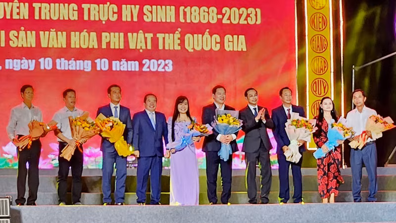 Lãnh đạo tỉnh Kiên Giang tặng hoa tri ân đóng góp của các tổ chức, doanh nghiệp trong việc tổ chức Lễ hội Đình thần Nguyễn Trung Trực.