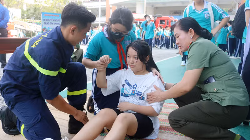 Học sinh tham gia giả định 1 tình huống cháy, cứu người trong đám cháy.