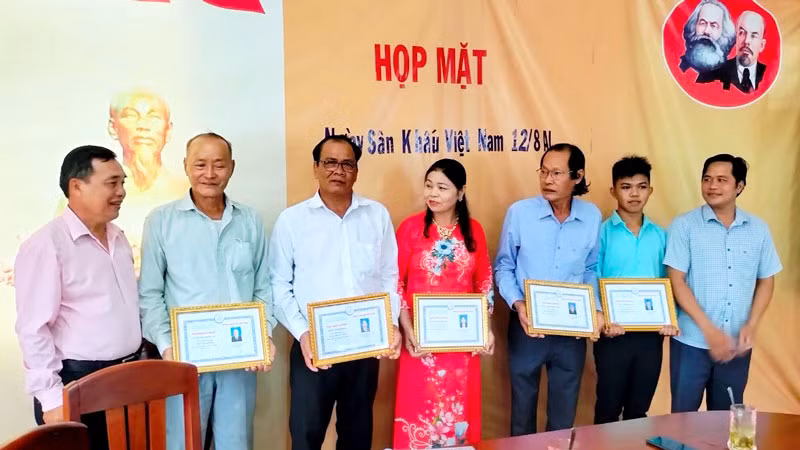 Câu lạc bộ Đờn ca tài tử huyện An Minh, tỉnh Kiên Giang vinh danh các cá nhân có đóng góp trong phong trào Đờn ca tài tử của huyện, chiều 24/9.