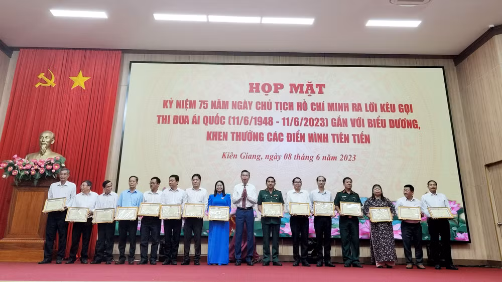 Lãnh đạo tỉnh Kiên Giang tặng bằng khen cho các tập thể, cá nhân là gương điển hình tiên tiến tiêu biểu trong các phong trào thi đua yêu nước. Lãnh đạo tỉnh Kiên Giang tặng bằng khen cho các tập thể, cá nhân là gương điển hình tiên tiến tiêu biểu trong các phong trào thi đua yêu nước.
