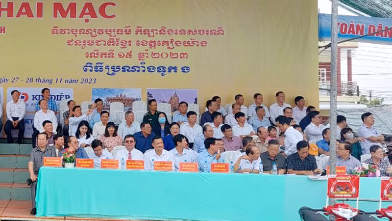 Ngày hội dự kiến thu hút hơn 300 nghìn lượt người trong và ngoài tỉnh đến tham dự. Ngày hội dự kiến thu hút hơn 300 nghìn lượt người trong và ngoài tỉnh đến tham dự.