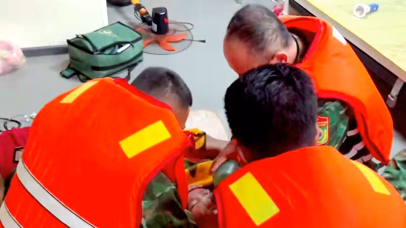 Lực lượng chức năng sơ cứu ban đầu cho ngư dân gặp nạn. (Ảnh: Biên phòng Kiên Giang cung cấp). Lực lượng chức năng sơ cứu ban đầu cho ngư dân gặp nạn. (Ảnh: Biên phòng Kiên Giang cung cấp).