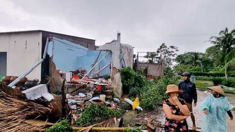 Dông, lốc làm sập hoàn toàn 72 căn nhà. Dông, lốc làm sập hoàn toàn 72 căn nhà.