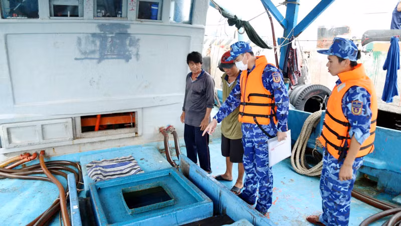 Lực lượng chức năng thuộc Bộ Tư lệnh Vùng Cảnh sát biển 4 kiểm tra tàu TG 91387 TS. (Ảnh: Bộ Tư lệnh Vùng cảnh sát biển 4)