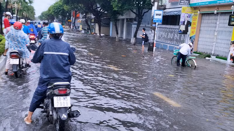 Mưa lớn kéo dài, nhiều tuyến đường ở thành phố Rạch Giá bị ngập sâu, ảnh hưởng đến việc đi lại của người dân.