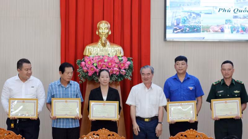 Lãnh đạo Ủy ban nhân dân thành phố Phú Quốc trao Bằng khen của Chủ tịch Ủy ban nhân dân tỉnh Kiên Giang cho các cá nhân có thành tích tiêu biểu, xuất sắc trong phong trào thi đua "Ngày vì môi trường Phú Quốc".