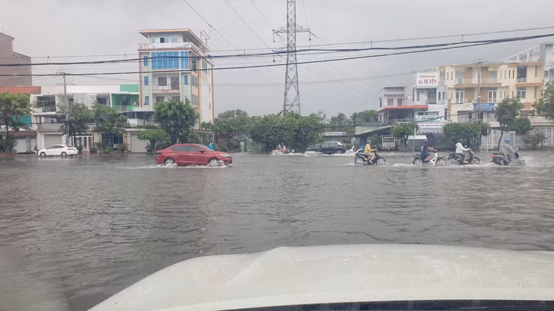 Mưa lớn kéo dài suốt đêm gây ảnh hưởng đến việc đi lại của các phương tiện giao thông trên địa bàn thành phố Rạch Giá.