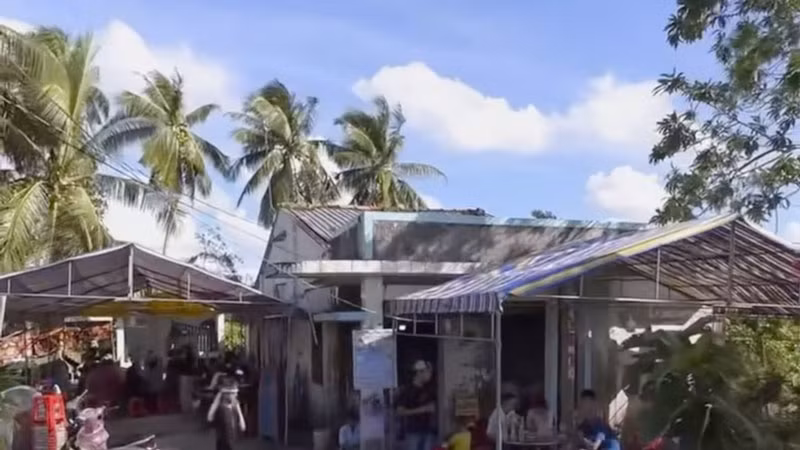 Gia đình lo hậu sự cho vợ chồng bị điện giật tử vong.