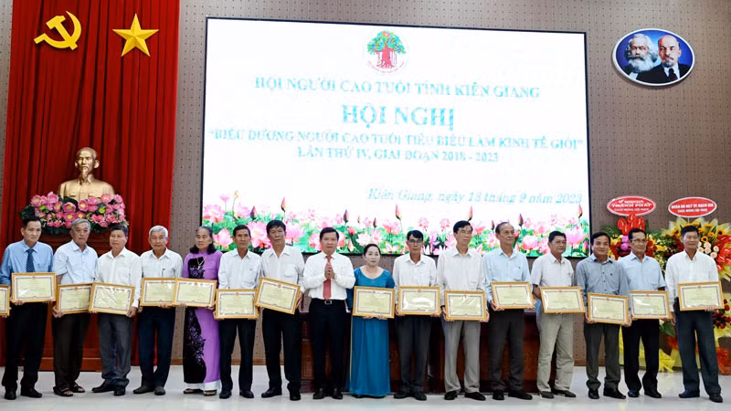 Lãnh đạo Sở Lao động-Thương binh và Xã hội tỉnh Kiên Giang trao bằng khen của Ủy ban nhân dân tỉnh cho người cao tuổi tiêu biểu làm kinh tế giỏi tỉnh Kiên Giang, giai đoạn 2018-2023.