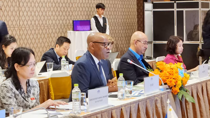 Đại diện Tổ chức Lương thực và Nông nghiệp Liên hợp quốc (FAO) trình bày tại Lễ ra mắt ấn phẩm “Thúc đẩy việc áp dụng Hướng dẫn của ASEAN về Đầu tư có trách nhiệm vào lương thực, nông nghiệp và lâm nghiệp: Cẩm nang thiết thực dành cho các nghị sĩ ASEAN”.