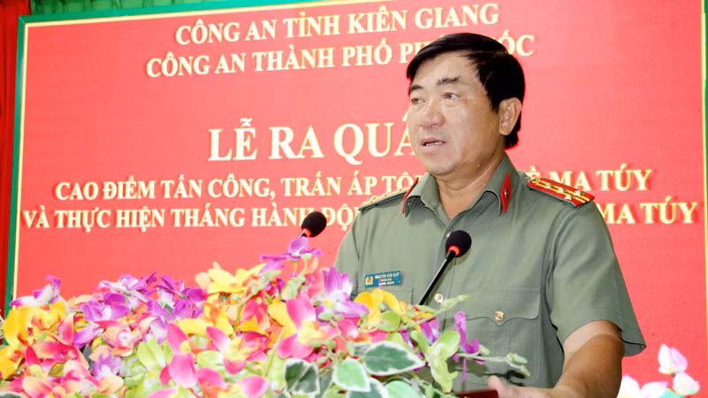 Đại tá Nguyễn Văn Hận, Giám đốc Công an tỉnh Kiên Giang, chỉ đạo các lực lượng làm nhiệm vụ tại lễ ra quân. Đại tá Nguyễn Văn Hận, Giám đốc Công an tỉnh Kiên Giang, chỉ đạo các lực lượng làm nhiệm vụ tại lễ ra quân.