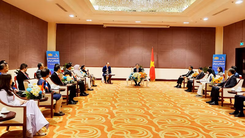 Phó Chủ tịch Thường trực Quốc hội Trần Thanh Mẫn tiếp xã giao Trưởng đoàn Nghị viện, các vị Nghị sĩ Nghị viện thành viên AIPA, Tổng Thư ký AIPA và nhiều khách mời, chuyên gia về dự hội nghị Nhóm tư vấn AIPA. Phó Chủ tịch Thường trực Quốc hội Trần Thanh Mẫn tiếp xã giao Trưởng đoàn Nghị viện, các vị Nghị sĩ Nghị viện thành viên AIPA, Tổng Thư ký AIPA và nhiều khách mời, chuyên gia về dự hội nghị Nhóm tư vấn AIPA.