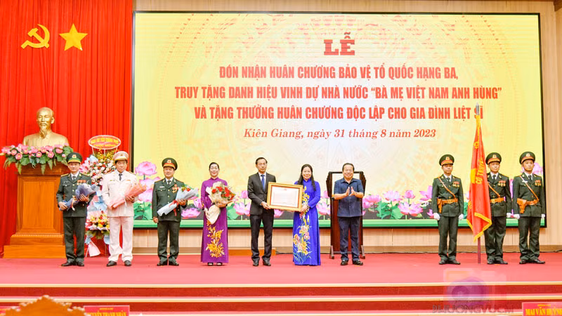 Đại diện Đảng bộ, chính quyền, nhân dân và lực lượng vũ trang tỉnh Kiên Giang nhận Huân chương Bảo vệ Tổ quốc hạng Ba.