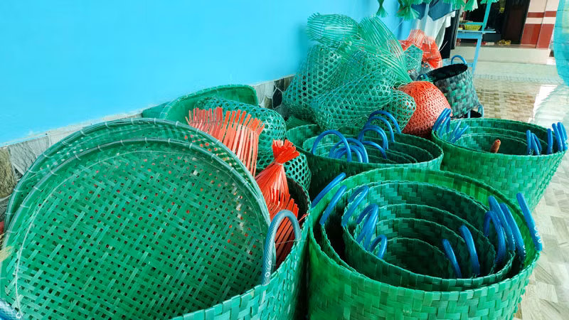 Nhiều sản phẩm hữu ích được lão nông 78 tuổi đan từ dây nhựa buộc gạch tưởng chừng bỏ đi. Nhiều sản phẩm hữu ích được lão nông 78 tuổi đan từ dây nhựa buộc gạch tưởng chừng bỏ đi.