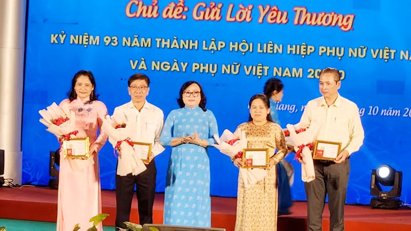 Hội Liên hiệp phụ nữ Việt Nam tặng kỷ niệm chương cho các cá nhân có đóng góp vì sự phát triển của Phụ nữ Việt Nam. Hội Liên hiệp phụ nữ Việt Nam tặng kỷ niệm chương cho các cá nhân có đóng góp vì sự phát triển của Phụ nữ Việt Nam.