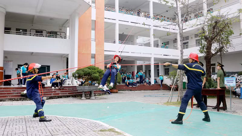 Học sinh trải nghiệm “Chúng em làm lính cứu hỏa”. 