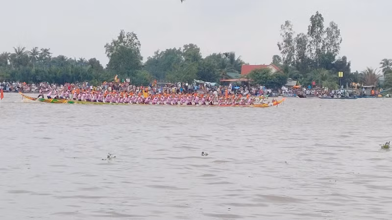 Người dân đến cổ vũ trên bến sông Cái Lớn, thuộc thị trấn Gò Quao, huyện Gò Quao. Người dân đến cổ vũ trên bến sông Cái Lớn, thuộc thị trấn Gò Quao, huyện Gò Quao.