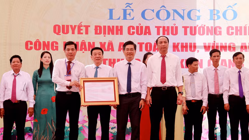 Lãnh đạo tỉnh Kiên Giang trao Quyết định của Thủ tướng Chính phủ công nhận xã An toàn khu, vùng An toàn khu thuộc tỉnh Kiên Giang.