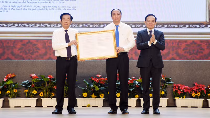 Phó Thủ tướng Chính phủ Trần Lưu Quang trao Quyết định phê duyệt quy hoạch tỉnh Kiên Giang thời kỳ 2021-2030, tầm nhìn đến năm 2050 cho lãnh đạo tỉnh Kiên Giang. 