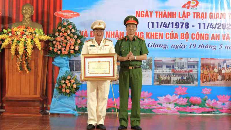 Đại tá Nguyễn Văn Tuấn (phải), Phó Cục trưởng Cục Cảnh sát quản lý trại giam, cơ sở giáo dục bắt buộc, trường giáo dưỡng (Bộ Công an) trao bằng khen của Bộ trưởng Công an cho đại diện tập thể Trại giam Kênh 7. (Ảnh: VĂN VŨ)
