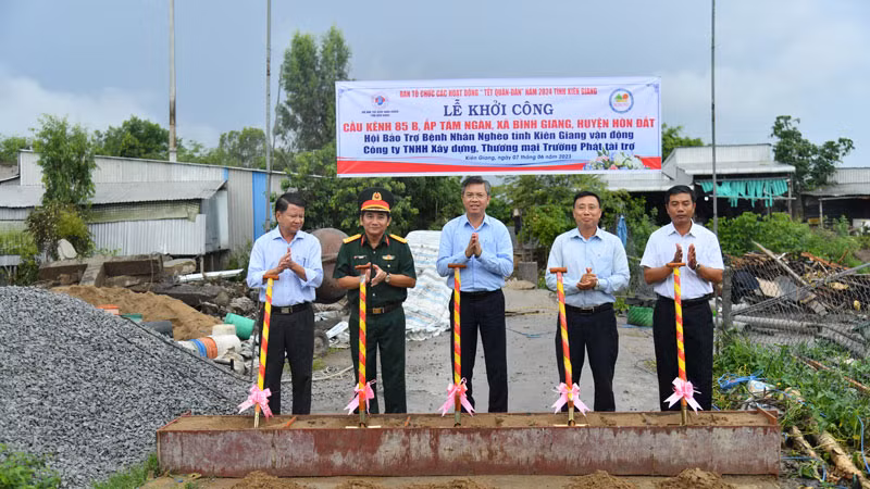 Nghi thức khởi công cầu Kênh 85B ở ấp Tám Ngàn, xã Bình Giang, huyện Hòn Đất.