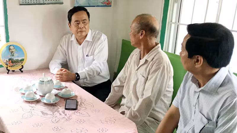 Phó Chủ tịch Thường trực Quốc hội Trần Thanh Mẫn thăm gia đình thương binh Trần Xuân Thọ ở phường An Thới, thành phố Phú Quốc.