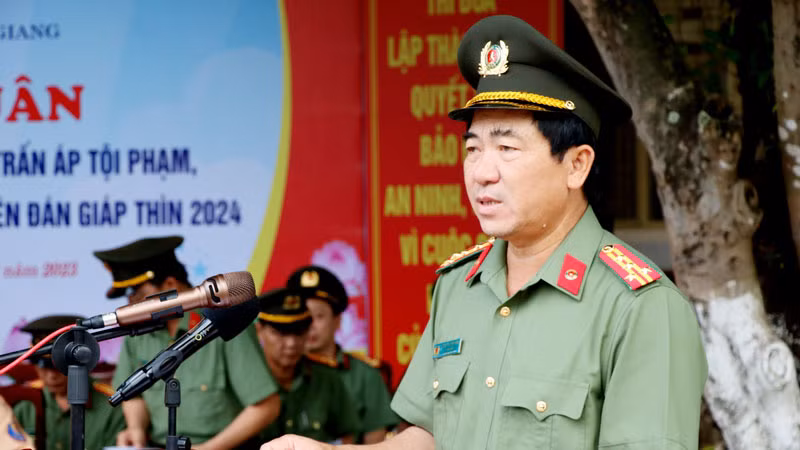 Đại tá Nguyễn Văn Hận, Giám đốc Công an tỉnh Kiên Giang phát biểu. Đại tá Nguyễn Văn Hận, Giám đốc Công an tỉnh Kiên Giang phát biểu.