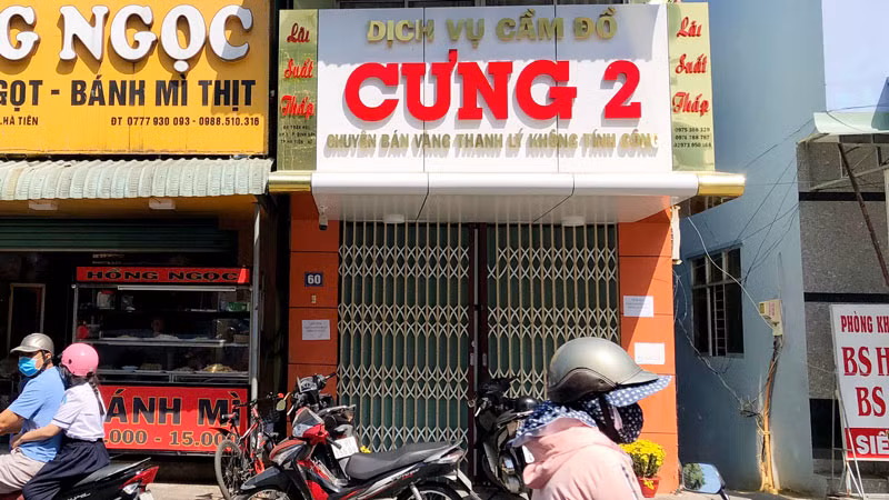 Tiệm cầm đồ của vợ chồng ông Chang Hồi Cưng bị 2 tên trộm đột nhập lấy cắp khoảng 50 lượng vàng 18K. Tiệm cầm đồ của vợ chồng ông Chang Hồi Cưng bị 2 tên trộm đột nhập lấy cắp khoảng 50 lượng vàng 18K.