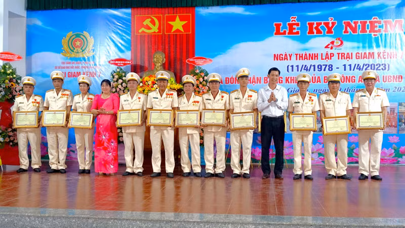 Ủy ban nhân dân tỉnh Kiên Giang tặng bằng khen cho các cá nhân Trại giam Kênh 7. (Ảnh: VĂN VŨ)