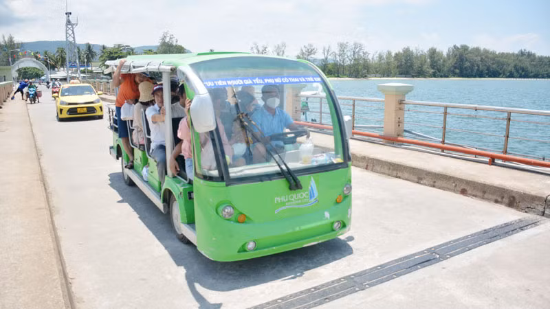 Người đứng đầu Đảng bộ tỉnh Kiên Giang chỉ đạo tập trung cơ cấu lại ngành du lịch phù hợp bối cảnh và xu hướng phát triển du lịch của quốc gia. Người đứng đầu Đảng bộ tỉnh Kiên Giang chỉ đạo tập trung cơ cấu lại ngành du lịch phù hợp bối cảnh và xu hướng phát triển du lịch của quốc gia.