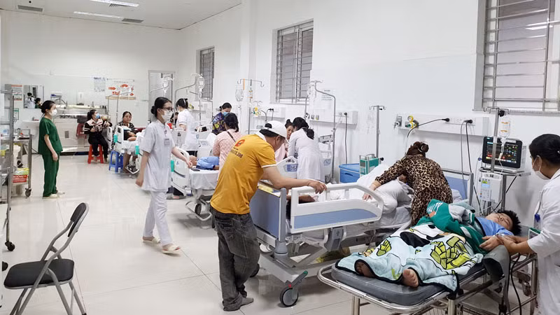 Các em học sinh nghi ngộ độc thực phẩm ở Kiên Giang đang được điều trị tích cực. 