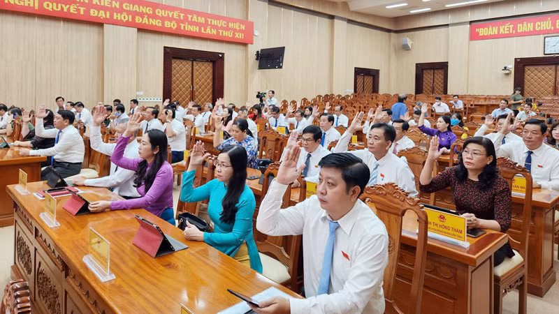Các đại biểu biểu quyết thông qua 14 Nghị quyết của Hội đồng nhân dân tỉnh Kiên Giang tại Kỳ họp thứ 18, sáng ngày 10/11/2023. 