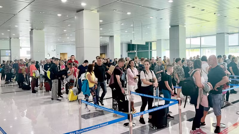 Chuyến bay A350-900 đưa 430 du khách Cộng hoà Séc hạ cánh tại Sân bay quốc tế Phú Quốc. 