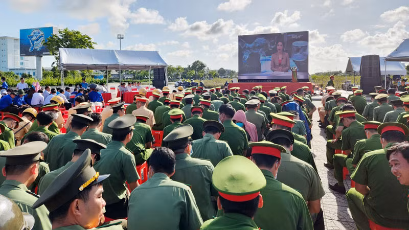 Quang cảnh lễ mít-tinh. Quang cảnh lễ mít-tinh.