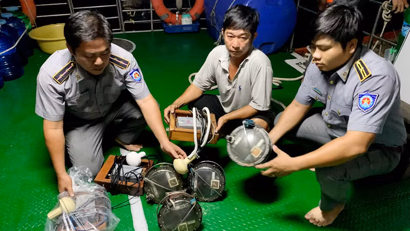 Lực lượng Kiểm ngư Kiên Giang phát hiện 1 tàu cá chở 7 thiết bị giám sát hành trình cho các tàu cá khác. 